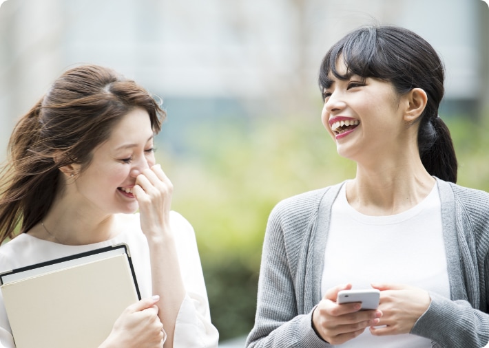 同僚と楽しく会話している様子