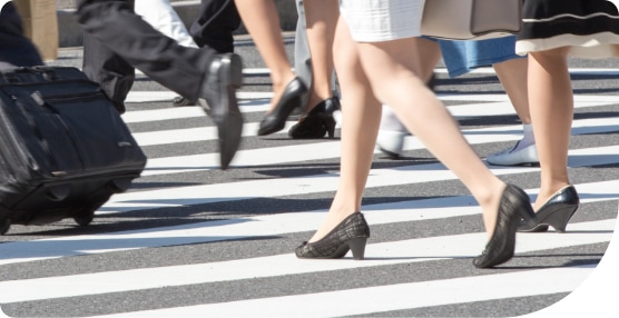 横断歩道を歩く人の写真