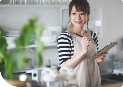 メモをしている女性の写真